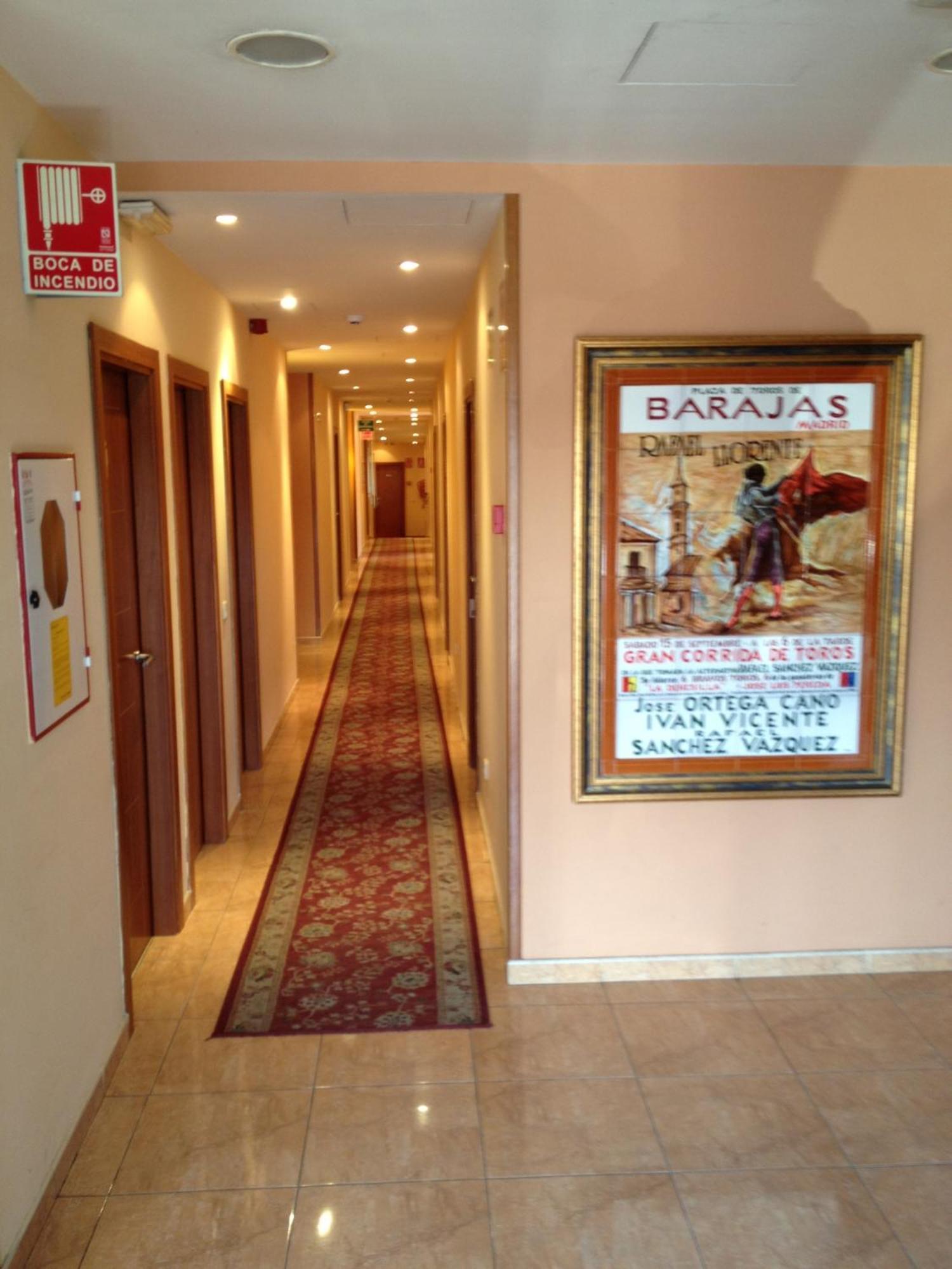 Hostal Aeropuerto Мадрид Екстер'єр фото