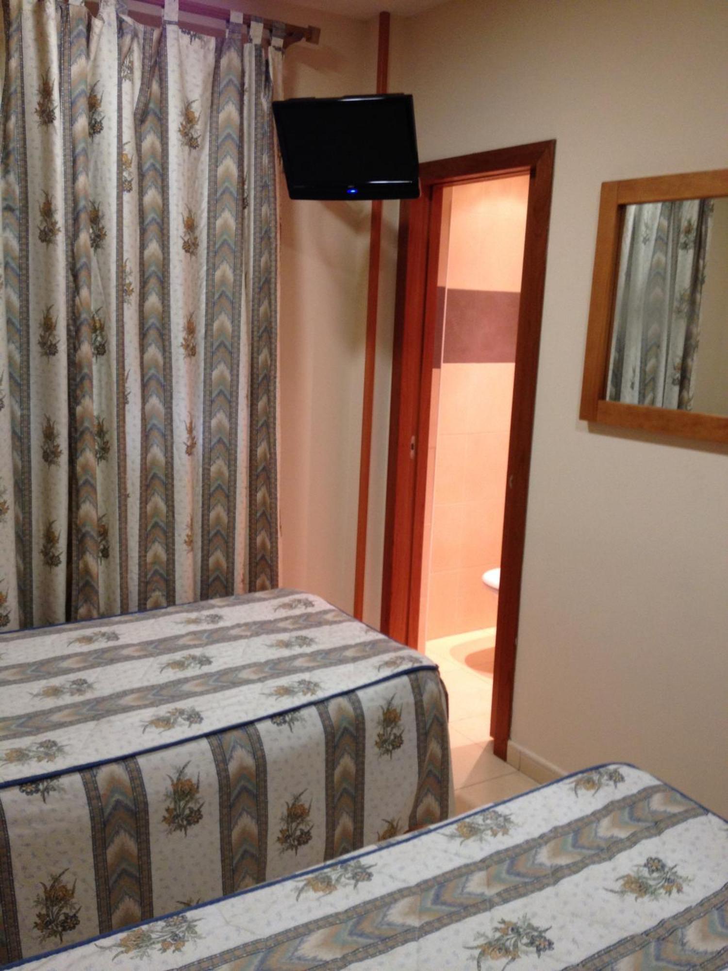 Hostal Aeropuerto Мадрид Екстер'єр фото